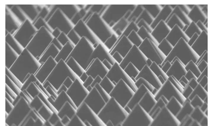 硅片表面随机分布的金字塔结构 硅片表面随机分布的金字塔结构